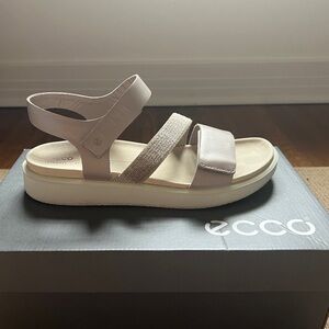 ECCO Women's Cream and Tan Sandals
